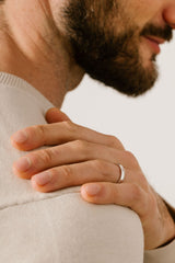 Liliflo - Bijoux Swiss made - Alliance homme Dune or gris 18 carats 4,5 mm - effet poli