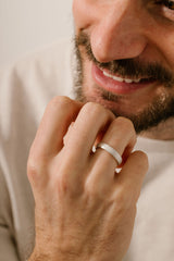 Liliflo - Bijoux Swiss made - Alliance homme Dune or gris 18 carats 2,5 mm - effet givré