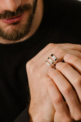 Liliflo - Bijoux Swiss made - Alliance homme Zephyr or gris 18 carats 2,5 mm - effet poli et design "ruban"