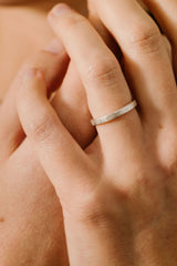 Liliflo - Bijoux Swiss made - Alliance homme Zephyr or gris 18 carats 2,5 mm - effet givré et design "ruban"