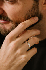 Liliflo - Bijoux Swiss made - Alliance homme Zephyr or gris 18 carats 3,5 mm - effet poli et design "ruban"