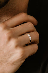 Liliflo - Bijoux Swiss made - Alliance homme Zephyr or gris 18 carats 2,5 mm - effet poli et design "ruban"