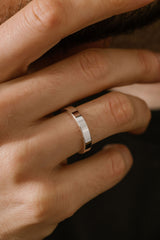 Liliflo - Bijoux Swiss made - Alliance homme Zephyr or gris 18 carats 4,5 mm - effet poli et design "ruban"