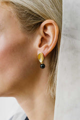Liliflo_Bijoux interchangeable Swiss made_Boucles d'oreilles Giorgia en couleur acier doré avec un lien pierre semi-précieuse onyx