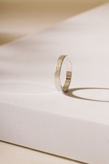 Liliflo - Bijoux Swiss made - Alliance homme Zephyr or gris 18 carats 2,5 mm - effet givré et design "ruban"