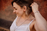 Liliflo est une marque de bijoux modulable pour femme. Notre bijouterie dans le Jura propose des boucles d'oreilles et bracelets interchangeables accompagnés d'une pierre semi-précieuse : le corail ou le howlite