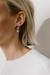 Liliflo_Swiss made Interchangeable Jewellery_Giorgia Ohrringe in Stahlfarbe mit einer Zierverschluss Zuchtperle