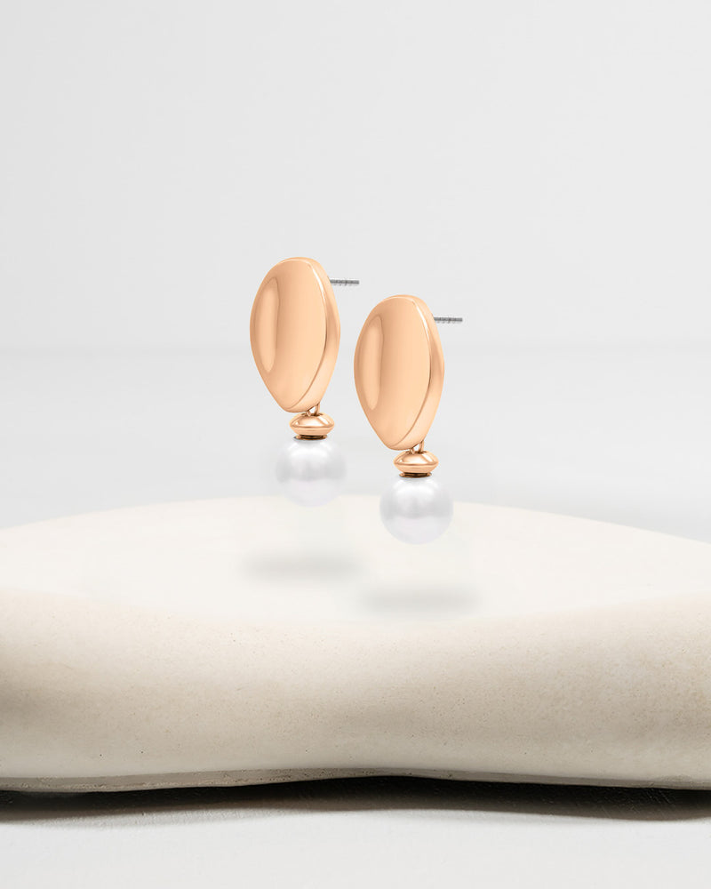 Liliflo_Swiss made Interchangeable Jewellery_Giorgia Ohrringe in der Farbe Roséfarbener Edelstahl mit einer Zierverschluss Zuchtperle