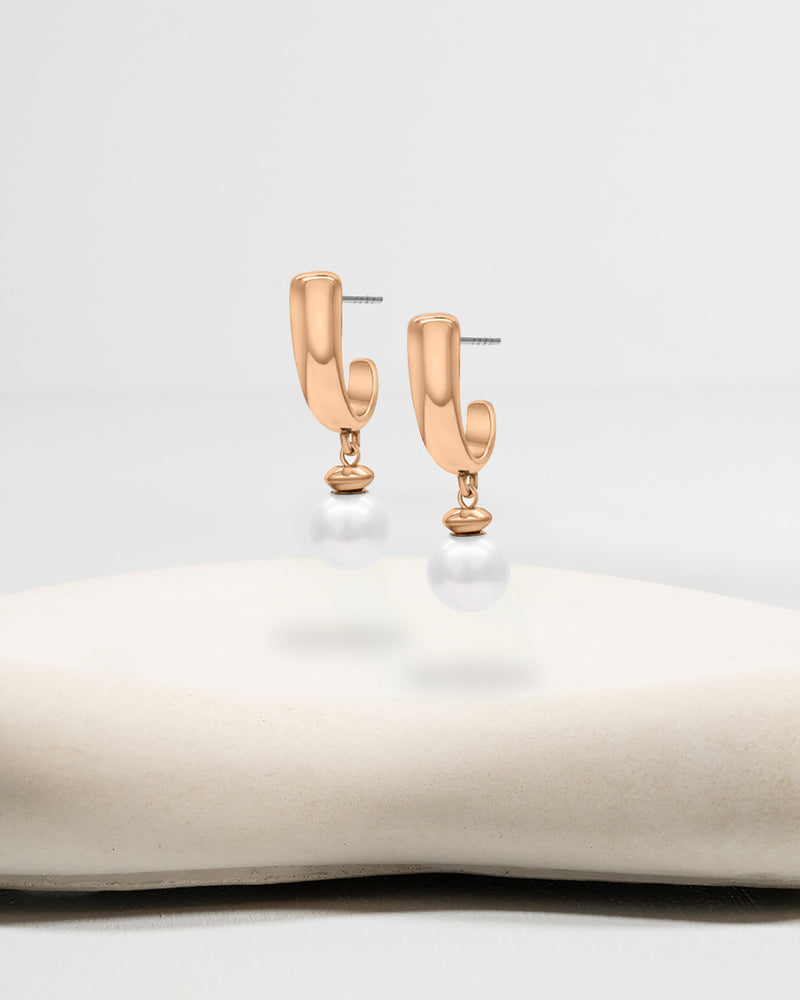 Liliflo_Swiss made Interchangeable Jewellery_Iris Ohrringe in der Farbe Roséfarbener Edelstahl mit einer Zierverschluss Zuchtperle