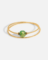 Liliflo_Schmuck modular swiss made_Doppelt gedrehtes Milonga Armband_Farbe Gelbgold mit einem grünen Murano Boreal mit Blattgold