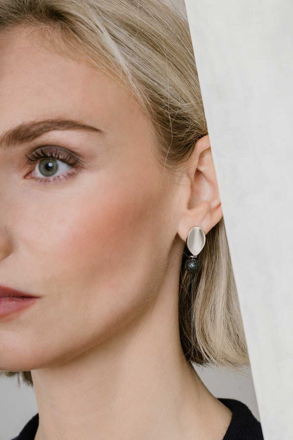 Liliflo_Swiss made Wechselschmuck_Stahlfarbene Giorgia-Ohrringe mit einem Zierverschluss Schmuckstein Lavastein