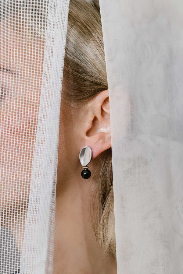 Liliflo_Swiss made Wechselschmuck_Giorgia-Ohrringe in Stahlfarbe mit einem Zierverschluss Schmuckstein  Onyx