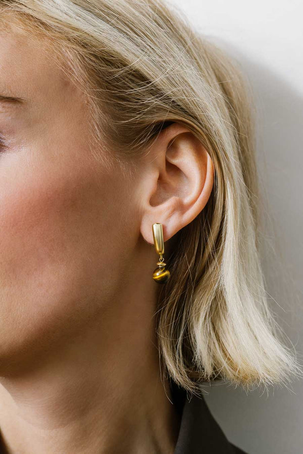 Liliflo_Schmuck austauschbar Swiss made_Iris Ohrringe in der Farbe Goldfarbener Edelstahl mit einem Zierverschluss Schmuckstein  Tigerauge