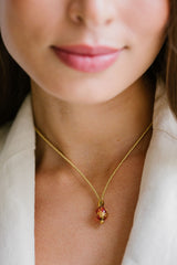 Liliflo_Schmuckbausteine swiss made_Halskette Milonga_Farbe Gelbgold mit einem Murano-Dämmerungsstein in Rot mit Blattgold
