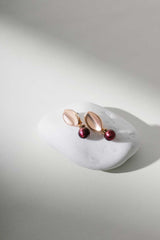 Liliflo_Swiss made Wechselschmuck_Giorgia-Ohrringe in der Farbe Roséfarbener Edelstahl mit einem Zierverschluss murano Purpur