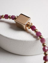 Liliflo - Modularer Schmuck Hergestellt in der Schweiz - Kollektion Constellation -Armband Roséfarbener Edelstahl Rubinroter Opal - Zierverschluss gravieren - Sternzeichen