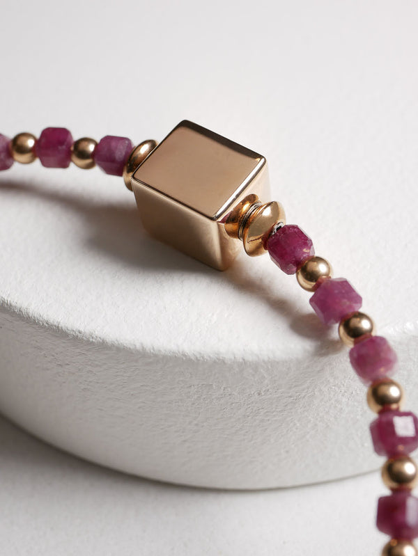 Liliflo - Modularer Schmuck Hergestellt in der Schweiz - Kollektion Constellation -Armband Roséfarbener Edelstahl Rubinroter Opal - Zierverschluss gravieren - Sternzeichen