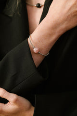 Liliflo_Bijoux femme interchangeable Swiss made_Bracelet simple tour femme en spiral avec une pierre semi-précieuse Quartz rose