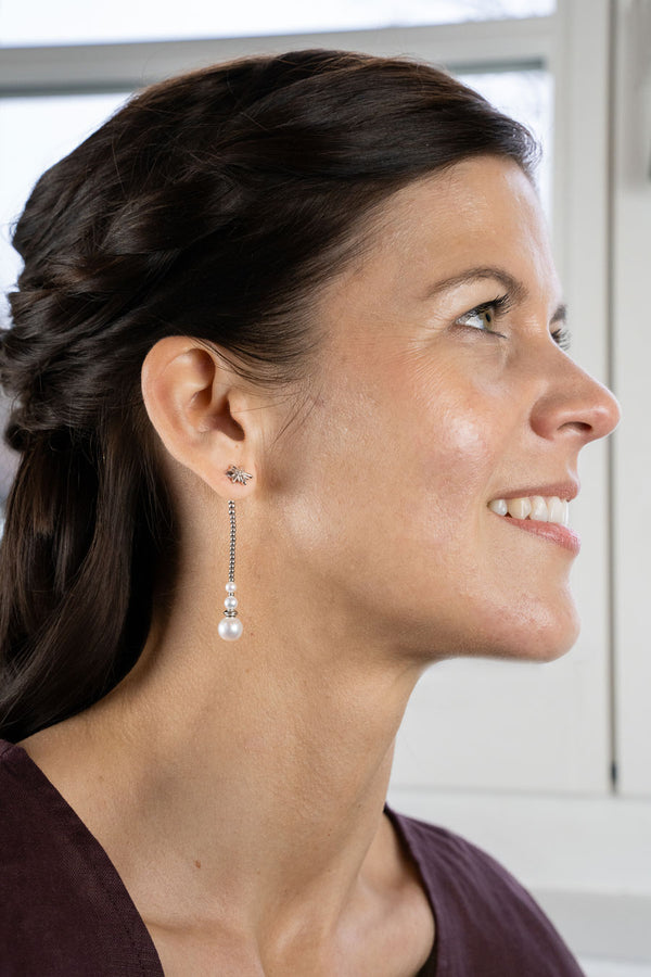 Liliflo - Boucles d'oreilles pendantes interchangeable Swiss made - Collection Edelweiss Melanie Oesch - Pendantes couleur acier avec perles de culture et Lien interchangeable en perle de culture