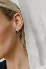Liliflo_Bijoux interchangeable Swiss made_Boucles d'oreilles Iris en couleur acier avec un lien pierre semi-précieuse hématite