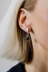 Liliflo_Bijoux interchangeable Swiss made_Boucles d'oreilles Iris en couleur acier avec un lien pierre semi-précieuse onyx