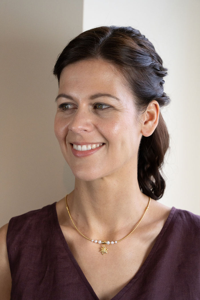 Collier interchangeable Swiss made - Collection Edelweiss Melanie Oesch - Collier couleur acier doré et perles de culture et Lien Edelweiss