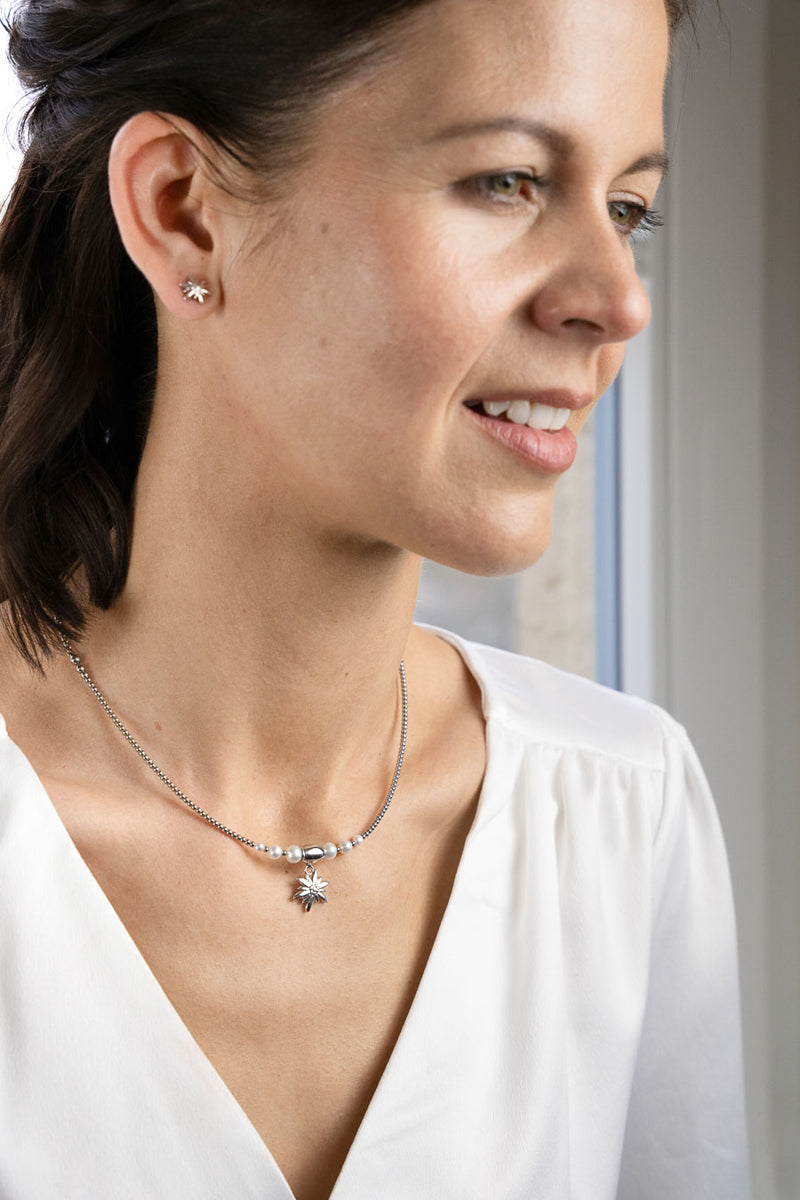 Collier interchangeable Swiss made - Collection Edelweiss Melanie Oesch - Collier couleur acier avec perles de culture et Lien Edelweiss