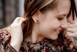 Liliflo est une marque de bijoux modulable pour femme. Notre bijouterie dans le Jura propose des boucles d'oreilles interchangeables accompagné d'une pierre : le corail